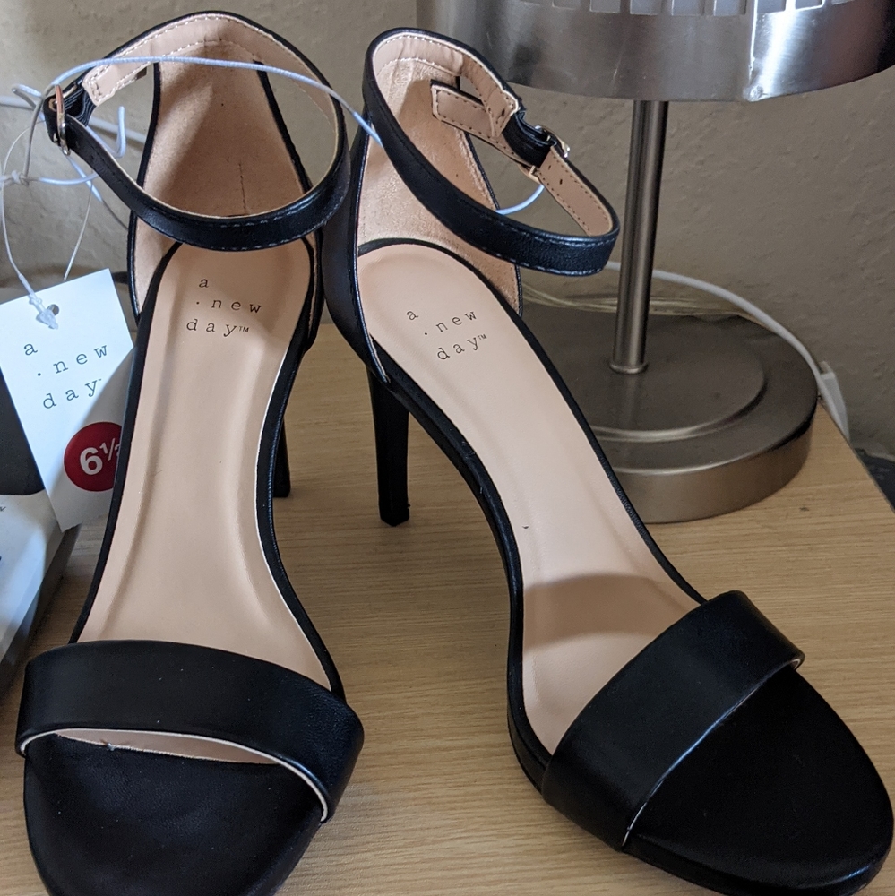 *BNIB* Black high heel with strap